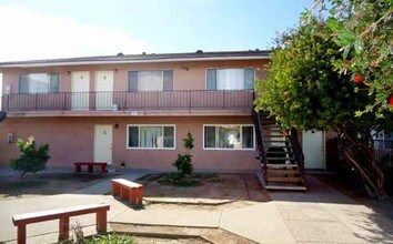 720-724 N D St in Lompoc, CA - Foto de edificio - Building Photo