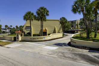 One Fifteen River Drive in Cocoa, FL - Foto de edificio - Building Photo