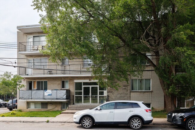 5845 De Mésy Rue in Montréal, QC - Building Photo - Building Photo