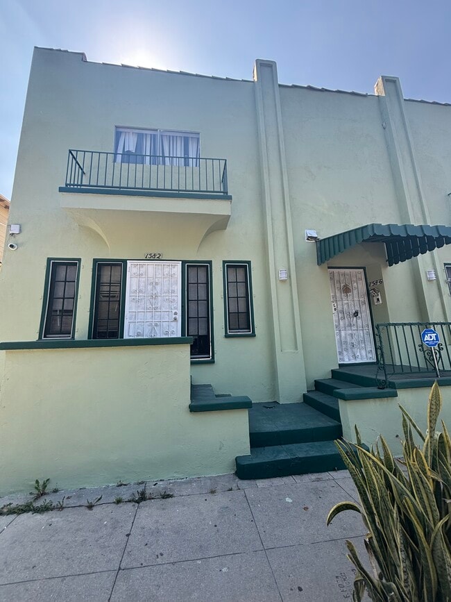 1582 W 29th St, Unit 1