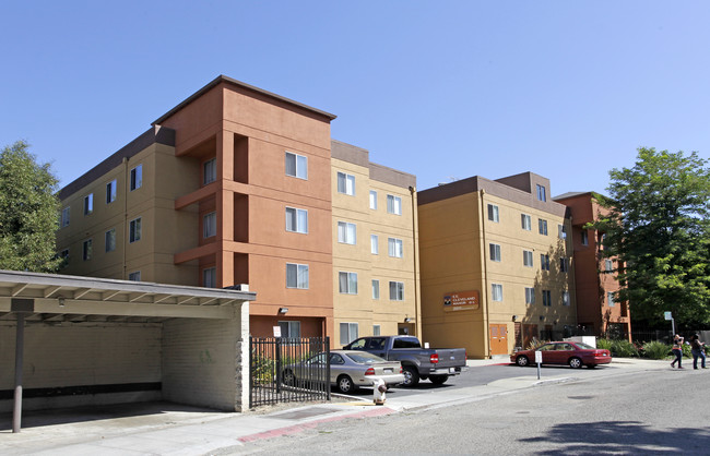 E E Cleveland Manor in Oakland, CA - Foto de edificio - Building Photo