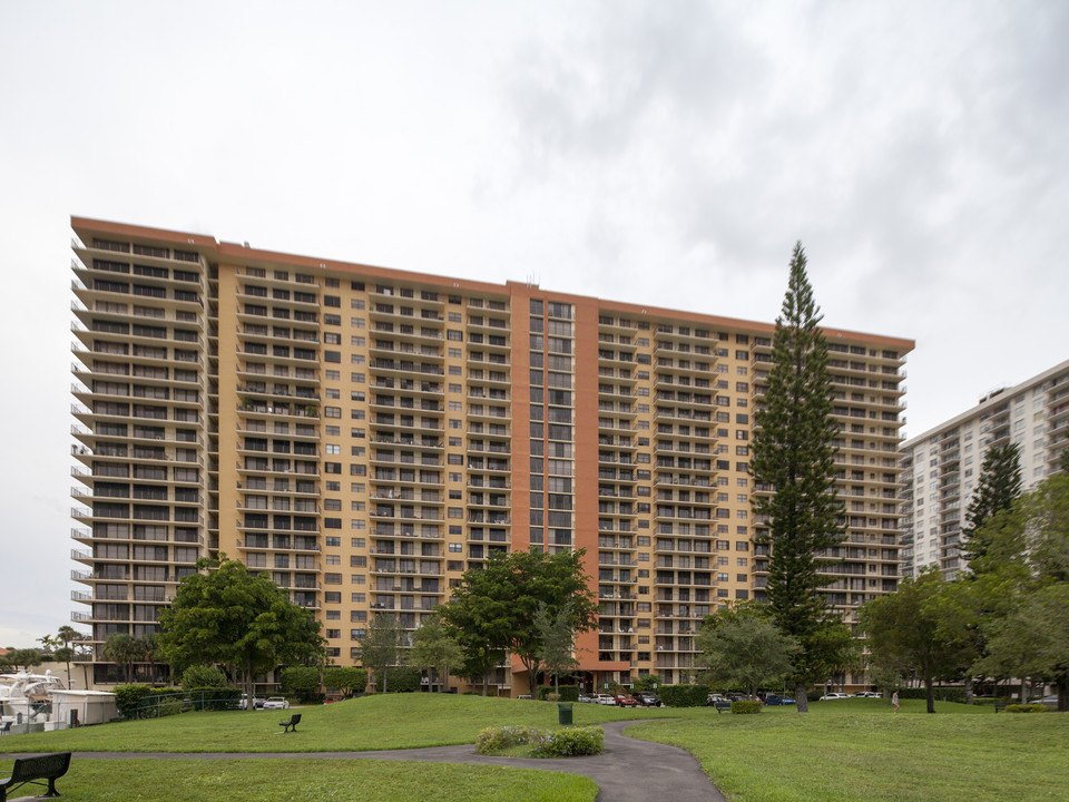 Winston Towers 700 in Sunny Isles Beach, FL - Building Photo