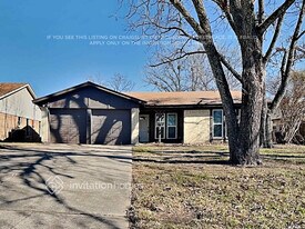 340 NW Summercrest Blvd in Burleson, TX - Building Photo