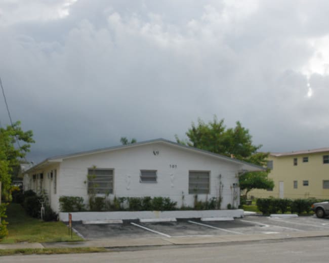 101 SE 4th Ave in Hallandale Beach, FL - Building Photo - Building Photo