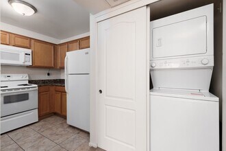 7720 Secret Shore Dr in Las Vegas, NV - Foto de edificio - Building Photo