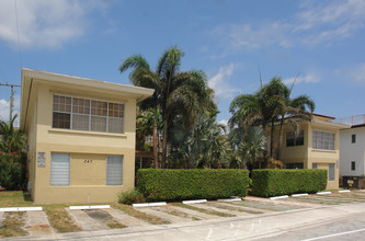 347 N Birch Rd in Fort Lauderdale, FL - Foto de edificio - Building Photo