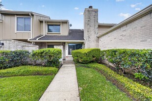 2340 Woodland Park Dr in Houston, TX - Building Photo