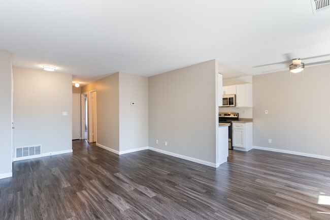 Somerset Apartments in Martinez, CA - Building Photo - Interior Photo