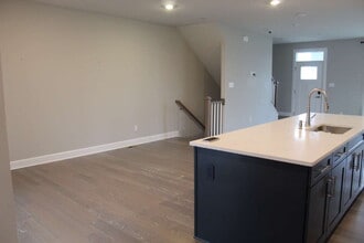 137 Marketplace Ave in Moon Township, PA - Foto de edificio - Building Photo