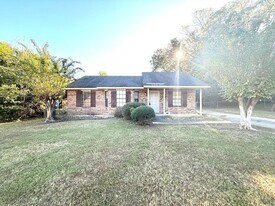 56 Briarwood Ct in Millbrook, AL - Building Photo