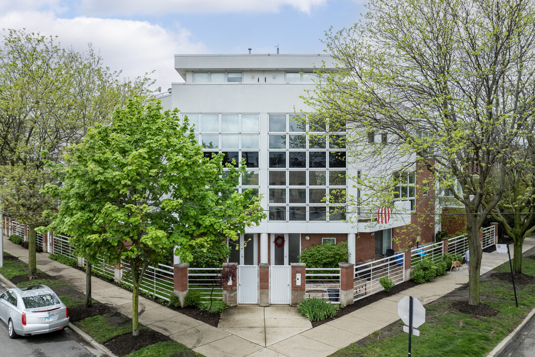 Wellington Park in Chicago, IL - Building Photo