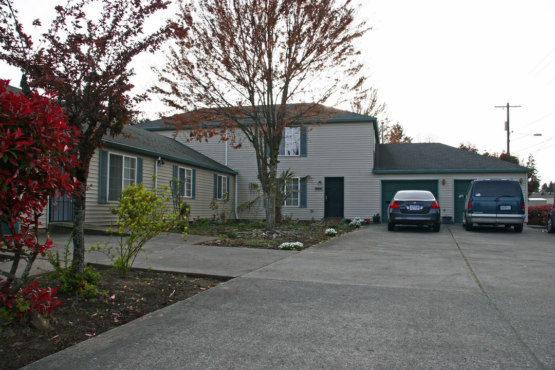 14050 SE Stark St in Portland, OR - Foto de edificio