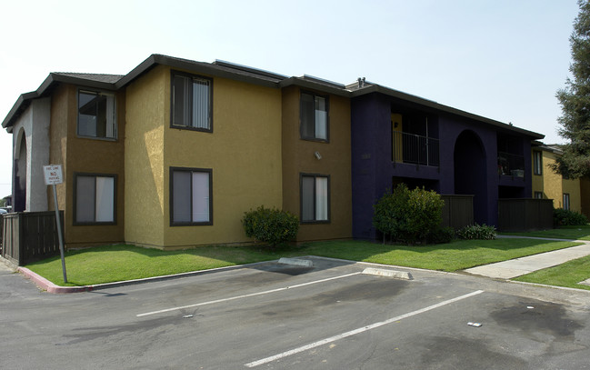 Coventry Place in Bakersfield, CA - Building Photo - Building Photo