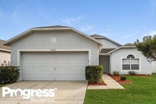 7002 Crown Lake Dr in Gibsonton, FL - Building Photo