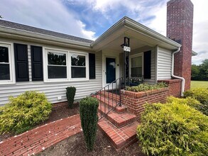 729 Charles Rd in Yorktown, VA - Foto de edificio - Building Photo