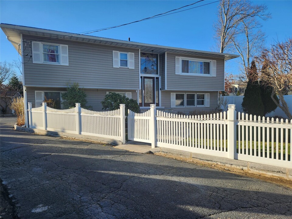 27 Estates Ln in Shoreham, NY - Building Photo