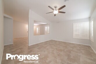 323 N Ocean Dr in Gilbert, AZ - Foto de edificio - Building Photo