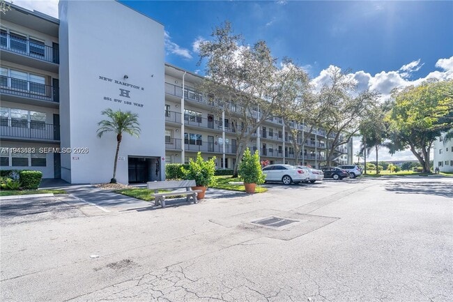 251 SW 132nd Way in Pembroke Pines, FL - Building Photo - Building Photo