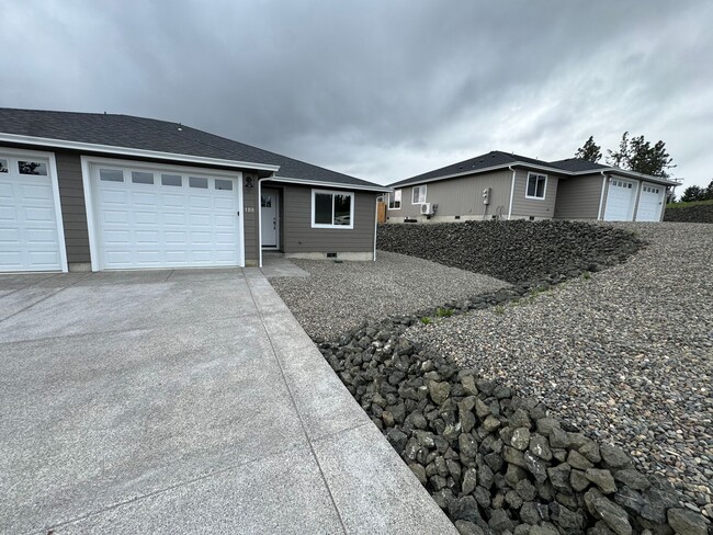 108 Donald Trump Ln in Roseburg, OR - Foto de edificio - Building Photo