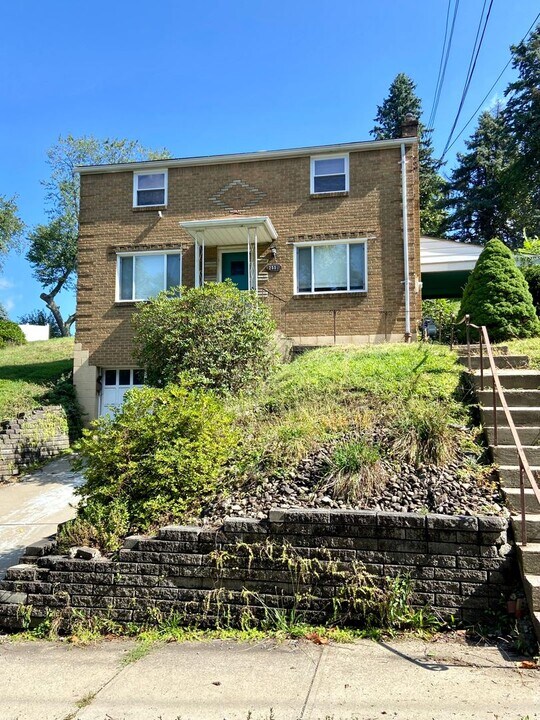 2557 Ivyglen St in Pittsburgh, PA - Building Photo