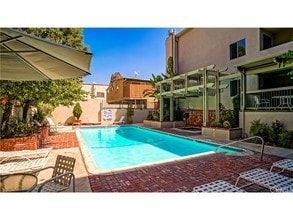 330 S Mentor Ave in Pasadena, CA - Building Photo - Building Photo