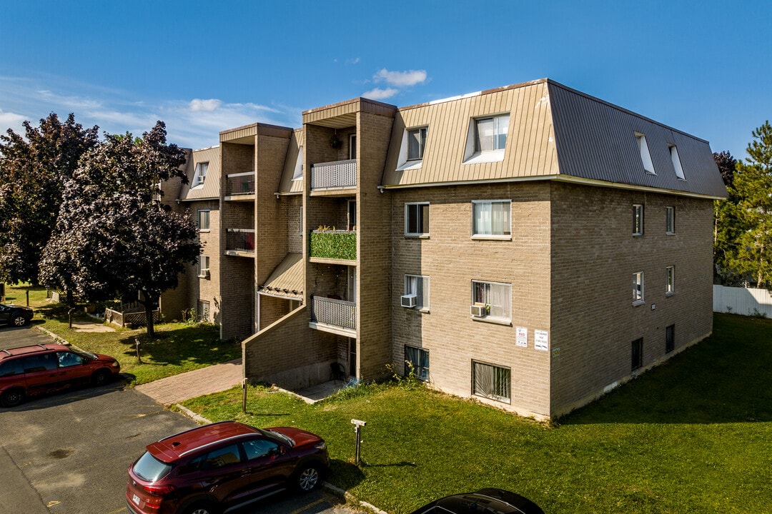 Bois-de-Boulogne Apartments in Longueuil, QC - Building Photo