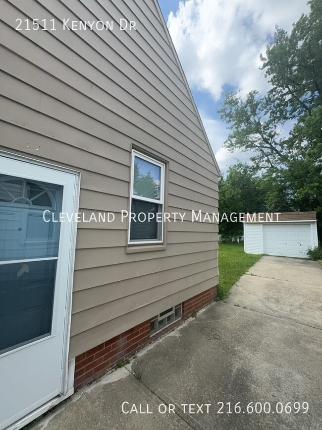 21511 Kenyon Dr in Maple Heights, OH - Building Photo - Building Photo