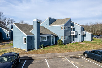 The Flats at Talcott in Weatogue, CT - Foto de edificio - Building Photo