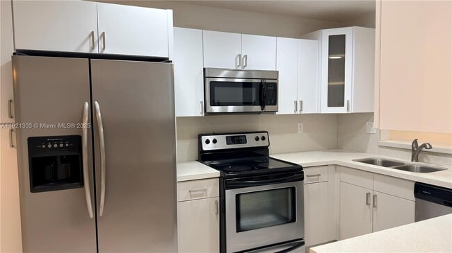 10099 NW 43rd Terrace in Doral, FL - Building Photo - Building Photo