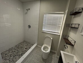 407 E Locust St, Unit Unit 9 in San Antonio, TX - Building Photo - Building Photo