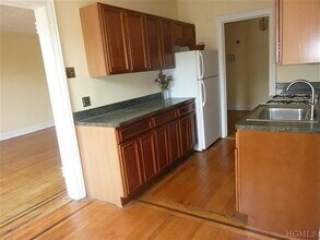 100 Pelham Rd in New Rochelle, NY - Building Photo - Building Photo