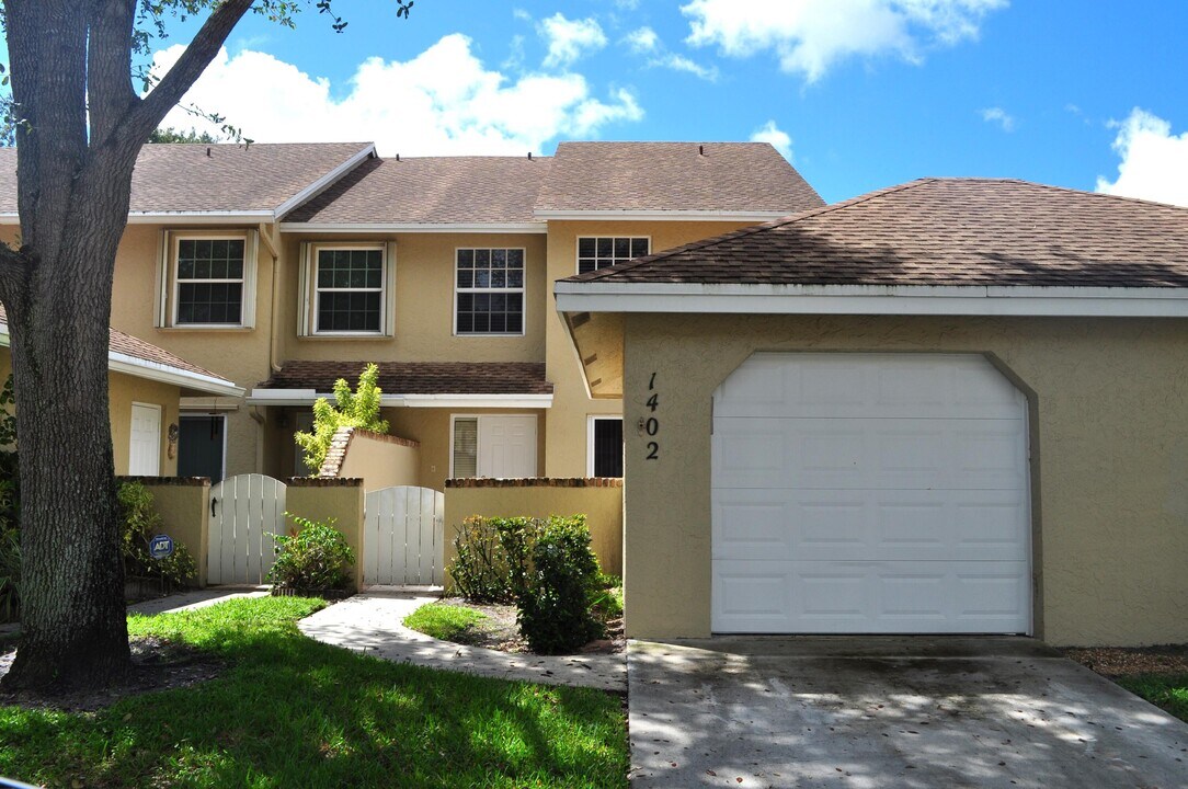 1402 Maplewood Dr in Greenacres, FL - Building Photo