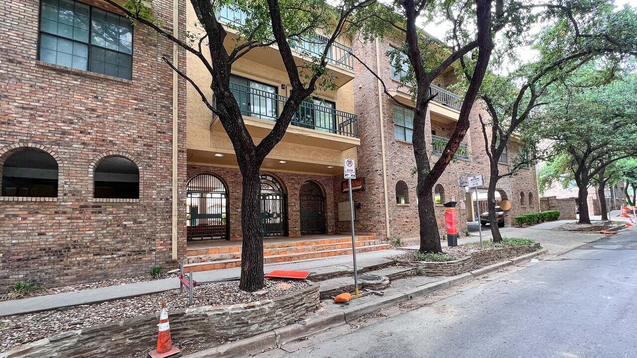 1908 San Antonio St, Unit 202 in Austin, TX - Building Photo