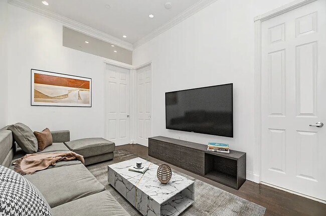 328 E 4th St in New York, NY - Building Photo - Building Photo