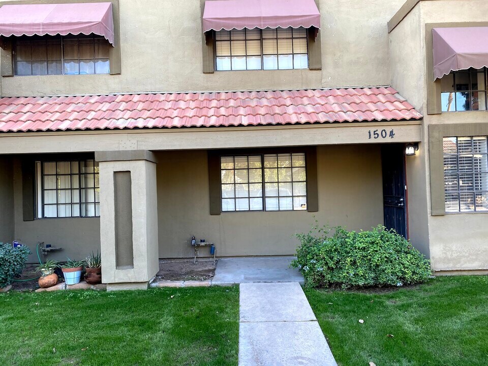 1504 W La Jolla Dr in Tempe, AZ - Foto de edificio