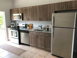 6972 NW 179th St in Hialeah, FL - Building Photo - Building Photo
