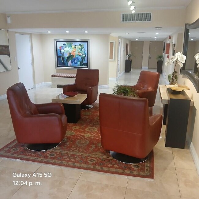 800 W Cypress Dr in Pompano Beach, FL - Building Photo - Building Photo