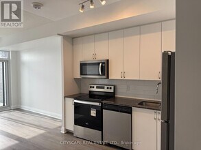 3220 Sheppard Ave E in Toronto, ON - Building Photo - Building Photo