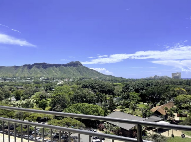 134 Kapahulu Ave in Honolulu, HI - Building Photo - Building Photo