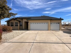 1606 Lou Ct in Fernley, NV - Building Photo