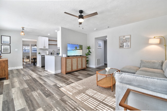 7335 10th Ave N in St. Petersburg, FL - Foto de edificio - Building Photo