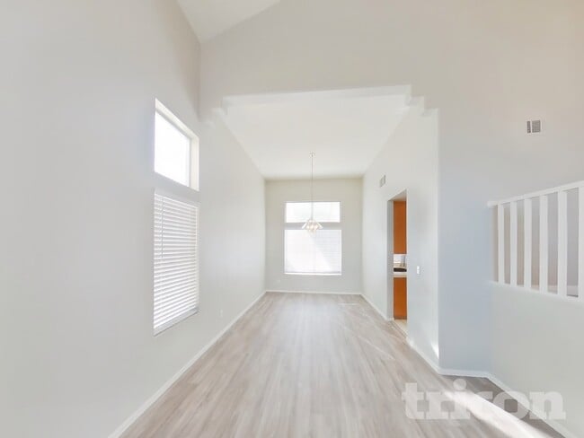 9221 Valador Ave in Las Vegas, NV - Building Photo - Building Photo