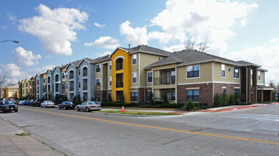 Villas on Sixth Apartment Homes in Austin, TX - Building Photo - Building Photo