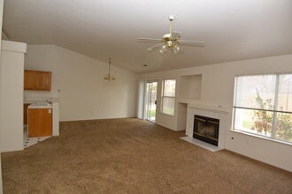 4222 E Paradise Ave in Visalia, CA - Building Photo - Building Photo