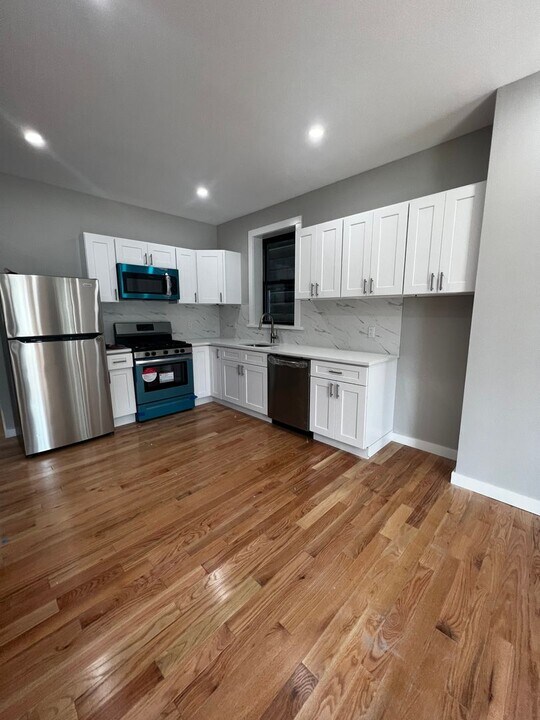 529 Clinton Ave, Unit 529 Clinton Ave- Floor 1 in Albany, NY - Building Photo