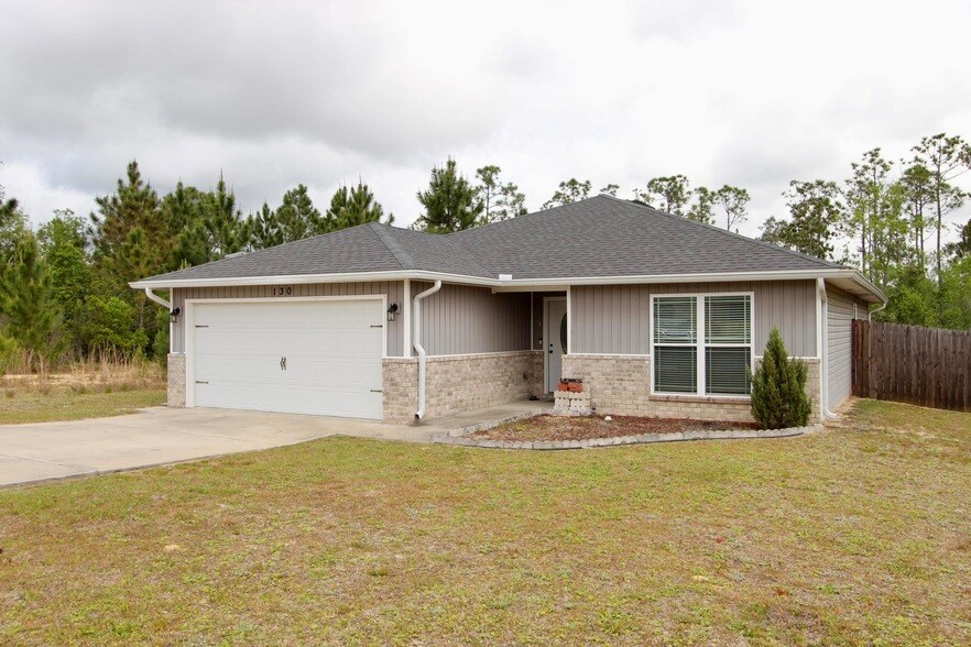 130 Lillian Wy in Crestview, FL - Building Photo