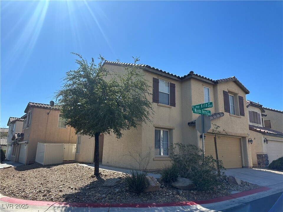 8046 S Wards Ferry St in Las Vegas, NV - Building Photo