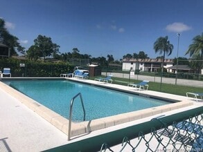 1290 SE Parkview Pl in Stuart, FL - Building Photo - Building Photo