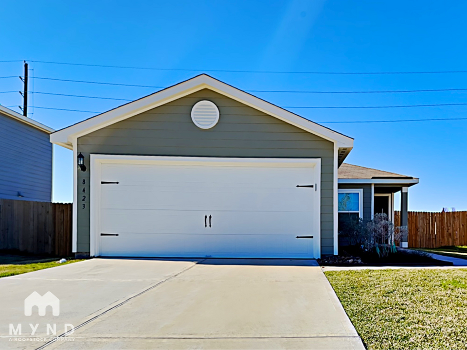 8423 Liberty Sky Rd in Mont Belvieu, TX - Building Photo