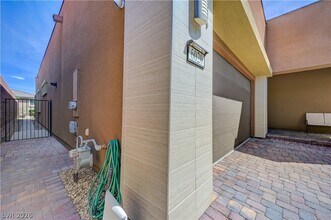6020 Langreo Ln in Las Vegas, NV - Building Photo - Building Photo